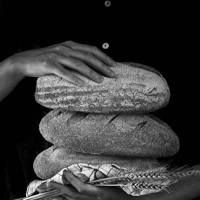 En France, l'une des premières responsabilités données aux enfants est d'aller acheter le pain à la boulangerie. Plus qu'un symbole de ce pays, le pain représente une culture, une histoire et une tradition
.
In France, one of the first responsabilities to be given to children is to go buy some bread on their own at the bakery. More than a French symbol, bread, represent a culture, a history and a tradition
.
.
.
#9confidentiel #culture #bread #food #FrenchCulture #France #yummy #noiretblanc #9hotelcollection #pain #tradition #boulangerie
