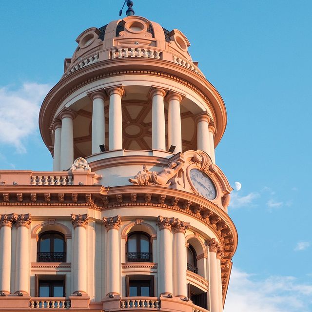 Did you know ?
Plaza de Callao is one of the most popular squares in Madrid (Spain), leading to Gran Via, this square has original buildings such as the Placio de la Prensa or the mythical Cines Callao. A must see when you'll be able to travel there
.
.
.
#9hotelcollection #hotel #madrid #spain #granvia #plazadecallao #architecture #architecturephotography #sunset #square #sky #travel #visitmadrid #casondeltormes