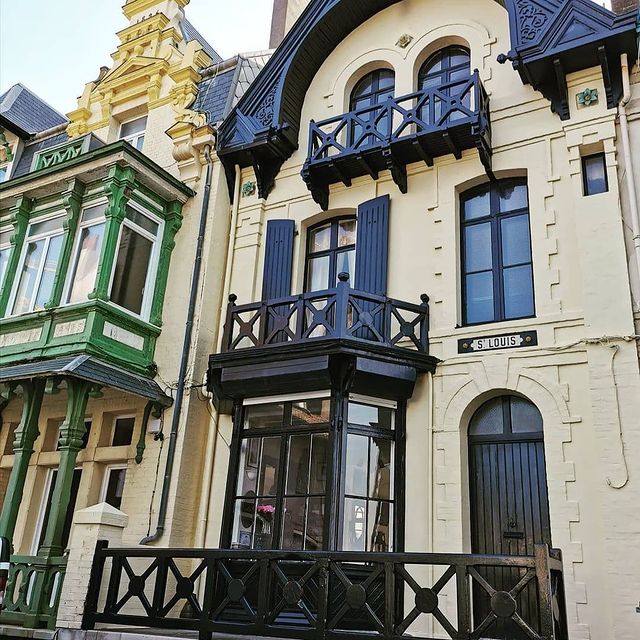 Aujourd'hui 📷 @une_pause_sur_la_digue nous emmène à Wimereux admirer les villas et leurs belles couleurs 😍
#autopcotedopale #boulonnaisautop #Wimereux #villabalneaire #villa #seaside #hautsdefrancetourisme #pasdecalaistourisme #opalcoast #opaalkust