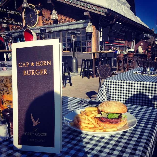 🍔🍟 Quoi?!! Un Burger Frites perché à 2100 m d’altitude au Cap Horn pour seulement 16€ !!! 🍟🍔 Oui c’est possible ☀️ Rdv au snack du Cap Horn pour retrouver Igor et son équipe au soleil de leur terrasse ☀️🍻🍔🍟 #caphorncourchevel #caphornrestaurant #maisontournier #caphorn #snack #burger #burgerlover #terrasse #frites #crazyteam #maisontournierstyle #courchevel #courchevel1850 #ontheslopes #sunnyplace #beautifulplace #goodfood #gooddrinks #goodpeople #thisiscourchevel