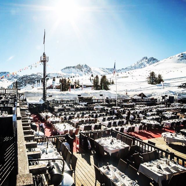 ☀️ Terrasse avec vue au Cap Horn ☀️ #caphorncourchevel #caphornrestaurant #maisontournier #caphorncourchevel #caphorn #maisontournierstyle #terrasse #terrasseavecvue #ontheslopes #skiingislife #restaurant #courchevel1850 #party #djlive #lovelyfood #theplacetobe #redcarpet #perfectplace #getready #thisiscourchevel