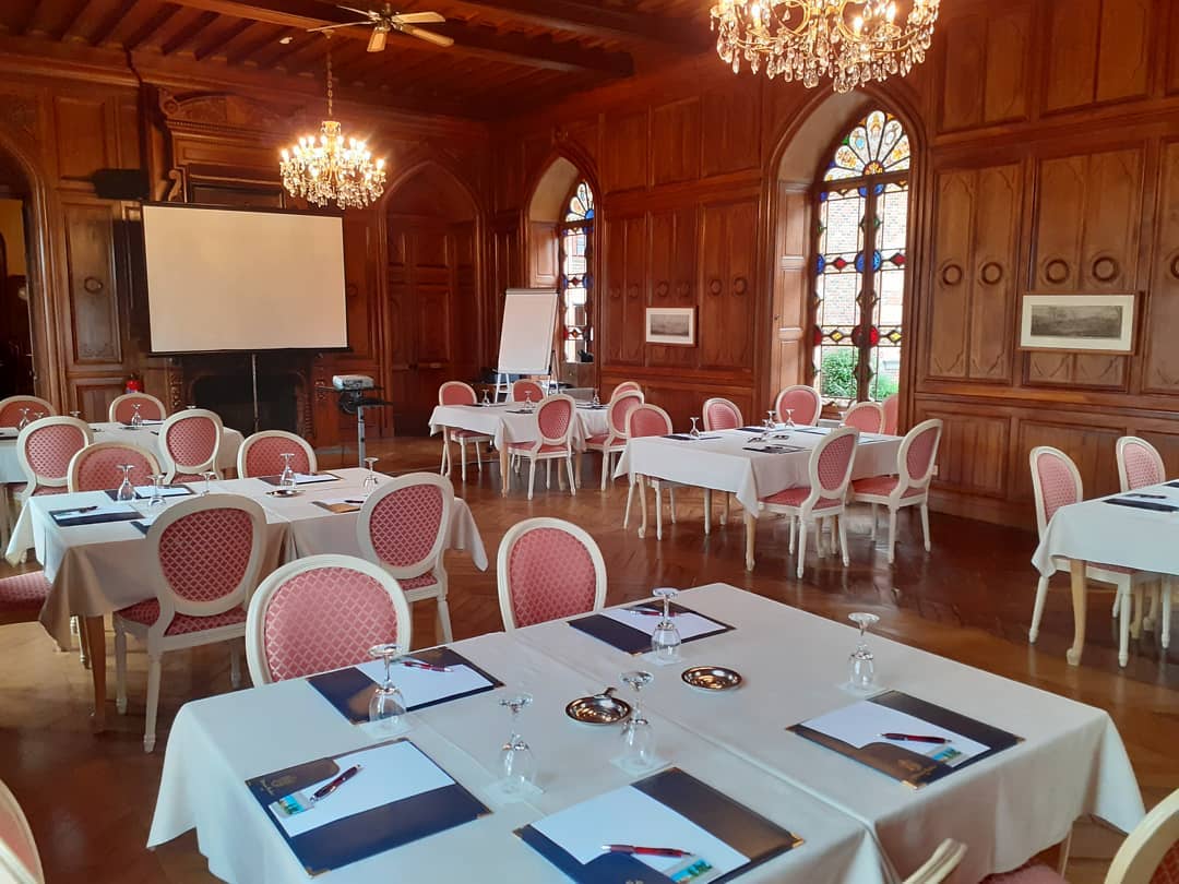 Aujourd'hui, salle de séminaire en configuration "îlots".
Un château privatisé pour votre séminaire, contactez-nous pour un devis personnalisé.
#séminaire #seminaireentreprise #seminaire #seminaireauvergne #seminaireclermontferrand #seminairechateau