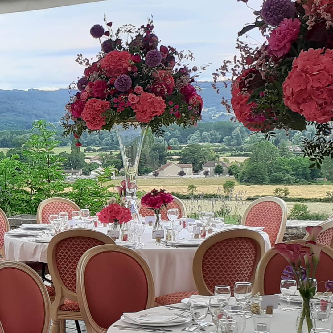 C'est rare qu'on voit des compositions florales si grandes et si colorées. Magnifique !
Fleuriste @stephanechanteloubefleuriste
#frenchweddingvenue #chateauwedding #chateaumariage #chateauweddingfrance #weddingfrance #mariagechateau #mariageauvergne #mariage2021 #maulmont #chateaumaulmont