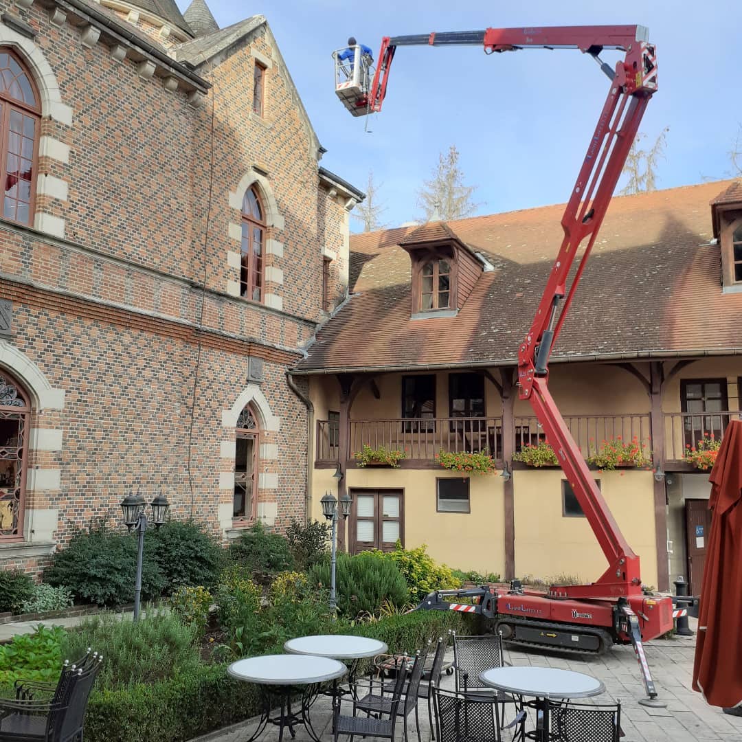 La saison des mariages à peine terminée, la saison des travaux commence !! Vive la nacelle (jusqu'à 23 mètres de hauteur ! 🙄🙄) sans laquelle la vie sera beaucoup plus compliquée 😊😊
The wedding season is barely finished and the maintenance season starts ! Thankfully we have a crane (that goes 23 metres high 🙄🙄) without which certain jobs would be a lot more complicated !😊😊