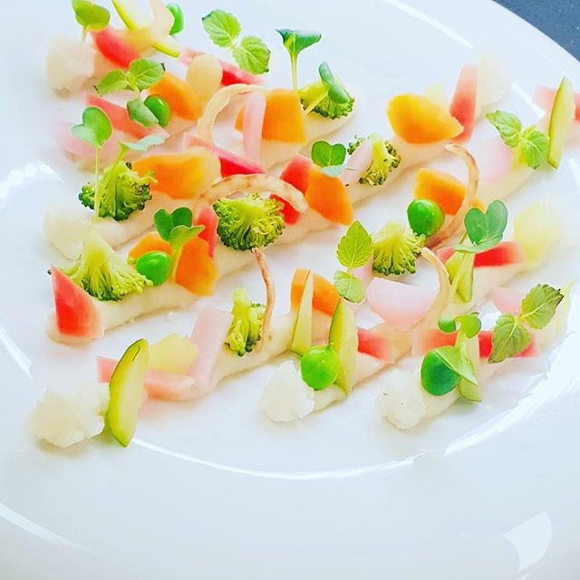 Méli-mélo 🥕 de légumes 🥦 #fresh 🍆 #alsacefood #gastronomie #homemade #delicious #instafood #foodporn @hostelleriedeschateaux #gastronomiefrancaise 📷: @simonmartin1527