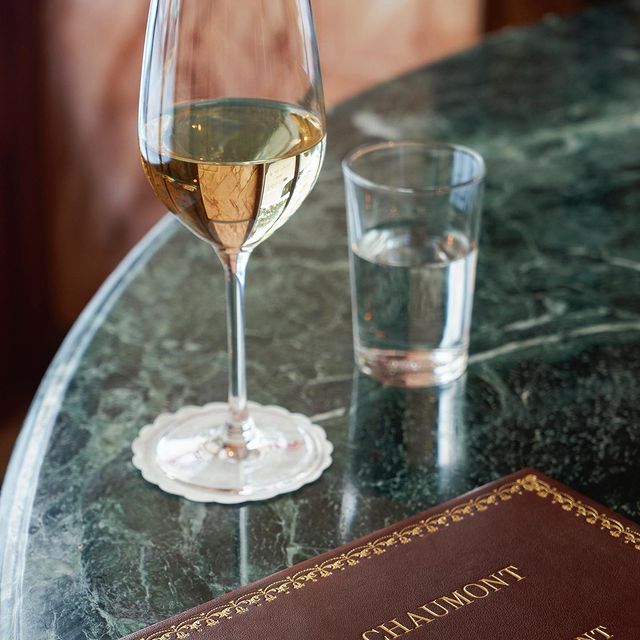 En position sur le Bar du @lebarchaumont, du vin nature et français sélectionné auprès de vignerons indépendants, qui séduisent autant les grands connaisseurs que les amateurs curieux !