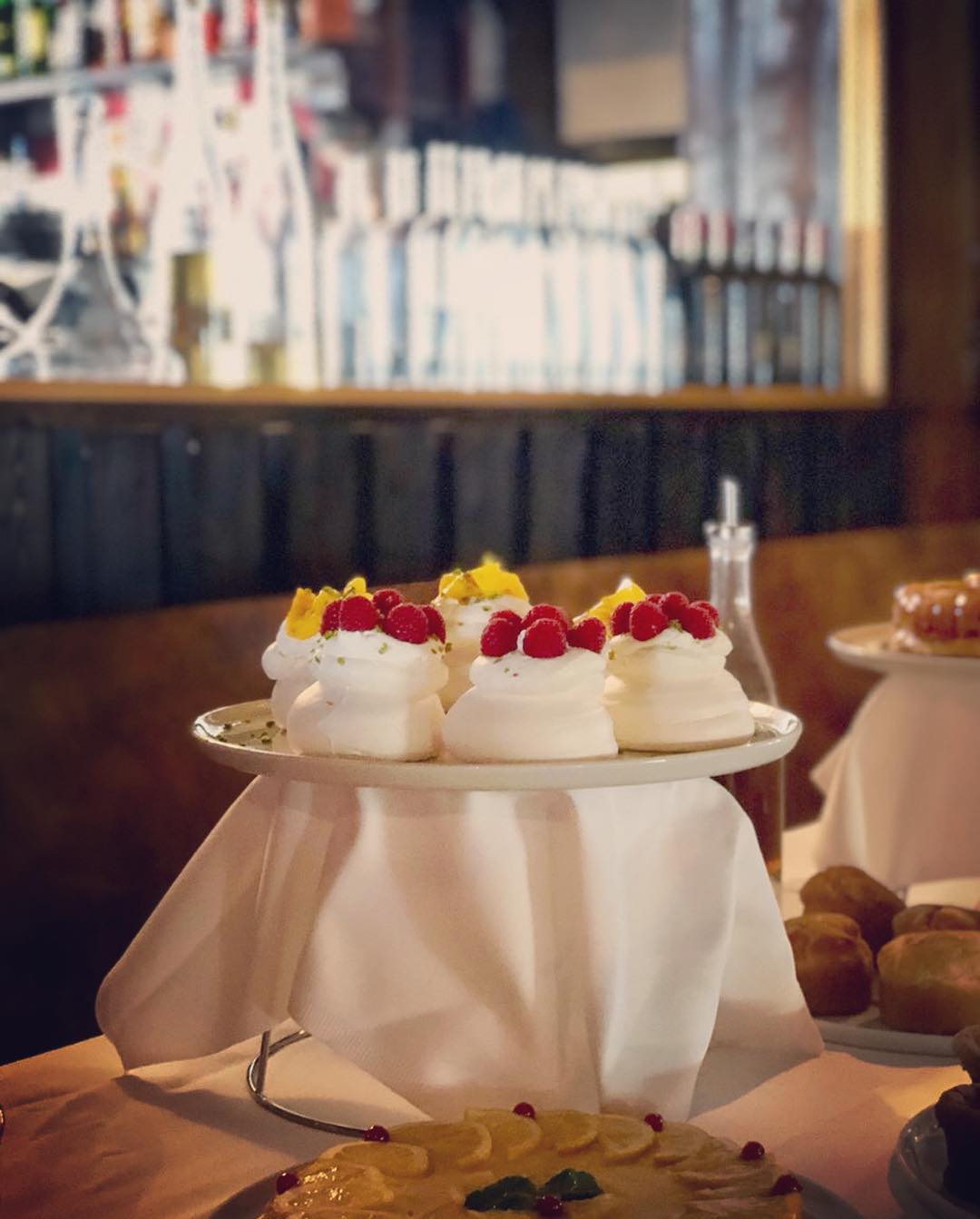 #lacasserole#Куршевель#courchevel#sugartime#pavlova#sweetandwhite#rasberry#mango#homemade#зима#dessert#десерт#whipped#cream#Noémonhéro#sooooooogood#cometoeatme#justeunefois#павлова#yummy#miam#tasty