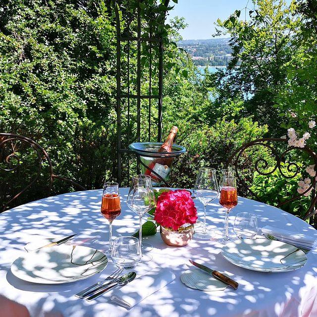 𝑳𝒂 𝒕𝒂𝒃𝒍𝒆 𝒅'𝑬𝒓𝒊𝒄, pour un moment intimiste, hors du temps.
.
.
.
#lestresoms #restaurant #gastronomie #michelin #gaultmillau #annecy #lacannecy #mariage #demandeenmariage #confidentiel #hotel #spa #restaurantannecy #restaurantgastronomique #cuisine #food #ericprowalski #gastronomy #restaurantwithaview #restaurantavecvue #restau #champagne
@gaultetmillaufr @michelinguide @savoiemontblanc @lac_annecy_tourisme @champagnetaittinger