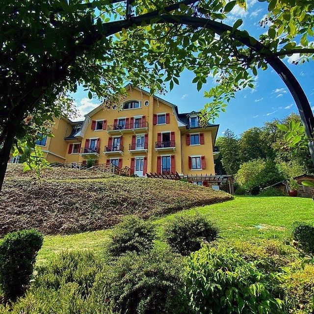 Profitez d'une échappée au pays du charme et de l'élégance... ✨
.
.
.
#lestresoms #hotel #restaurant #spa #bar #lacannecy #annecylake #annecy #savoiemontblanc #ilakeannecy #annecytourisme #annecyfrance #weekend #weekendannecy #villeannecy #hotelannecy #hotelavecvue #evasion #charme #escapade #elegance #nature #nature #gastronomie
