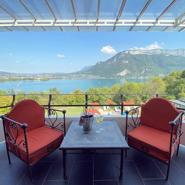 Un séjour pétillant de romantisme à l'hôtel Les Trésoms ✨ 🥂🍾
.
.
.
#lestresoms #hotel #restaurant #spa #bar #lacannecy #annecylake #annecy #savoiemontblanc #ilakeannecy #annecytourisme #annecyfrance #weekend #weekendannecy #villeannecy #hotelannecy #hotelavecvue #romantique #champagne #love