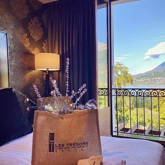 Quand le soleil nous offre encore quelques rayons d'été ✨
.
.
.
#lestresoms #hotel #restaurant #spa #bar #lacannecy #annecylake #annecy #savoiemontblanc #ilakeannecy #annecytourisme #annecyfrance #weekend #weekendannecy #villeannecy #hotelannecy #hotelavecvue #fleurs #flowers #sac #tresoms