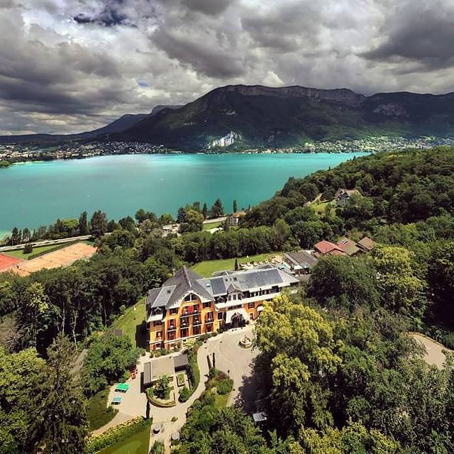 ✨ L'Hôtel Les Trésoms, le restaurant gastronomique La Rotonde et le Spa Le Pavillon du Bien-être restent ouverts ! ✨
Nous sommes prêts à vous accueillir pour des moments de plaisir :
➡️ Au déjeuner aux horaires habituels pour le restaurant gastronomique La Rotonde par @ericprowalski_lestresoms
➡️ Au Spa Les Trésoms, "Le Pavillon du Bien Etre" pour vos massages
🍽 Le restaurant gastronomique La Rotonde est réservé à la clientèle de l'hôtel au dîner
Au plaisir de vous accueillir 🙌
📸 @dp.photographie.artgallery