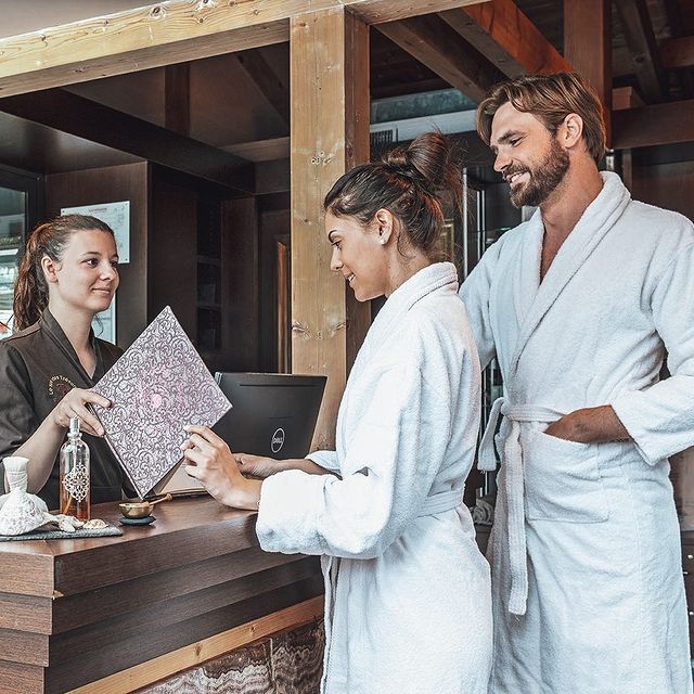 Avez-vous déjà fait l'expérience d'un massage en duo ? 👩❤️💋👨
Entrez dans votre bulle et vivez un moment de relaxation en tête à tête au spa des Trésoms ✨💆
.
.
.
#lestresoms #annecy #spa #restaurant #detente #chill #bienetre #wellness #wellnessentre #bassinbalneo #holidays #vacances #nature #weekend #picoftheday #travelgram #travelpic #ideecadeau #gift #spatreatment #massagenduo #massage #thalgo #decleor #spaannecy