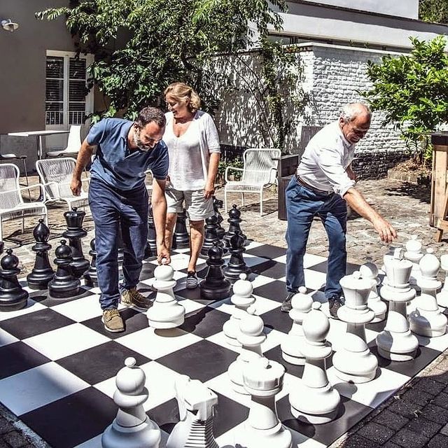 It's after all a family business. Welcome to the Made in Louise #family 👨👩👧👧 We hope to see you this weekend!
#madeinfamily #familybuisness #entrepreneurship #dreamteam #visitbrussels #hospitality #belgian