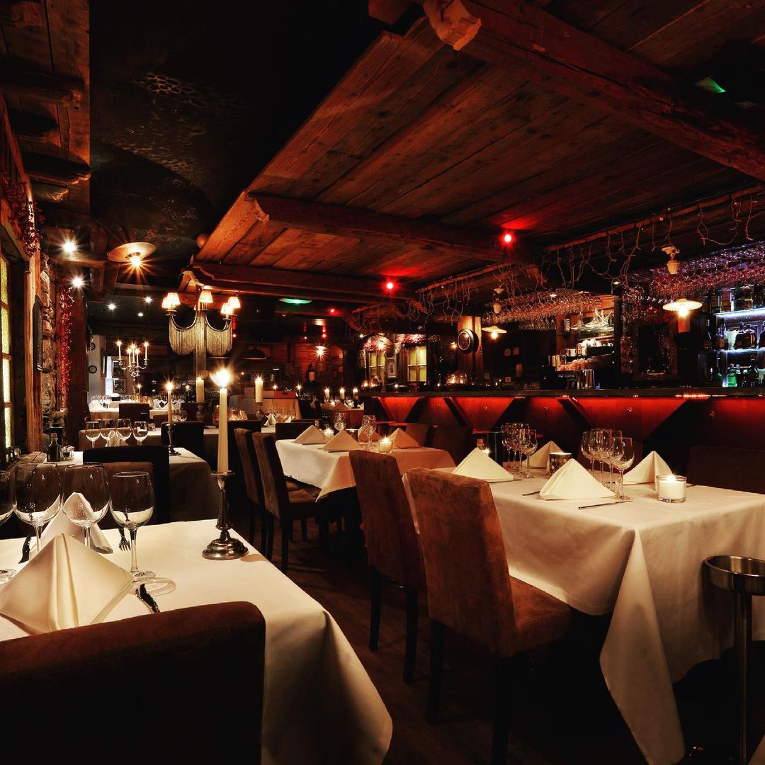 🍷 Comme à la maison !
Le Bal est un restaurant convivial et cosy où l’on se sent comme à la maison et dans lequel chaque soir est une fête. Guitou est prêt à tout pour vous faire passer des soirées inoubliables : cuisine gourmande et pleine de saveurs, vins et champagnes sélectionnés, musique et ambiance de folie, il ne manque plus que vous ! Au menu, de nombreux plats variés et des spécialités incontournables concoctées avec des produits frais et de saison.
@le_bal_courchevel
☎ +33 (0)4 79 08 13 83
🌐 www.maisontournier.com
✉ bal@maisontournier.com
#lebal #bal #maisontournier #maisontournierstyle #courchevel #courchevel1850 #thisiscourchevel #theplacetobe #party #areyouready #lebalcourchevel #guitouforever #restaurant #goodfood #gooddrinks #goodmusic #goodpeople #food #foodporn #bar #dinner #foodlover #foodstagram #wine #party #cocktails #chateaudebacchus