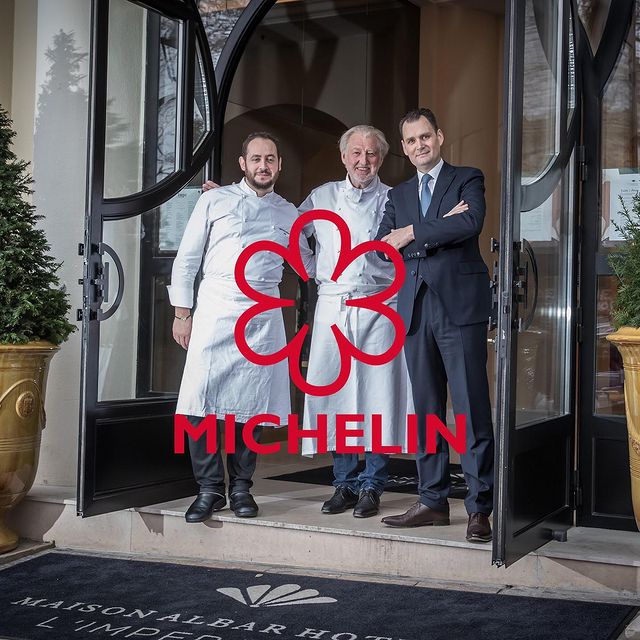 · ÉTOILE MICHELIN ·
Nous sommes fiers de vous annoncer que le DUENDE, restaurant gastronomique de notre Maison, obtient sa première étoile au GUIDE MICHELIN France 2021 !
-
Cette distinction, synonyme d’excellence, de raffinement et de savoir-faire, est le fruit d'un travail entre @pierregagnaire et Nicolas Fontaine, chef exécutif du Duende et leur équipe, dont Julien Caligo, Marius Dufay, Logan Thouillez et Gabriel Lonca, sous la houlette de Christophe Chalvidal, directeur du Maison Albar Hotels - L’Imperator et nos partenaires, dans un esprit de famille propre au groupe @maisonalbarhotels .
-
Une Maison de la famille @parisinngroup , membre des réseaux @leadinghotelsoftheworld et @temptingplaces.
#MichelinStar21 #GuideMichelinFR #Disctinction #Gastronomie #ChaleureusementLuxueux #EspritdeFamille #Nîmes @michelinguide
Crédits Photos : Jean-Claude Azria / Marco Strullu