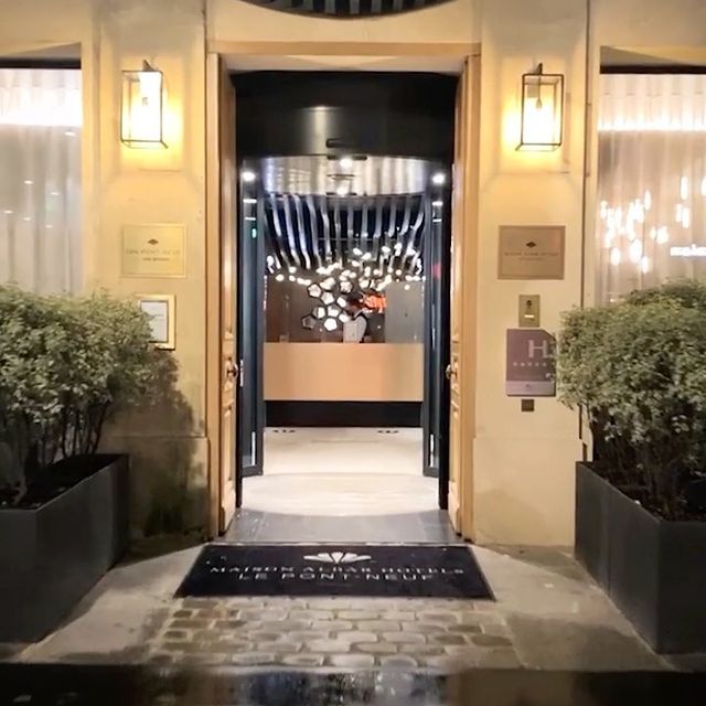 Welcome to your Parisian 5-star second home... @maisonalbarhotels_pontneuf @maisonalbarhotels #Paris #Hotel #Welcome #CasuallyLuxurious #EspritDeFamille / @parisinngroup @hotelspreference