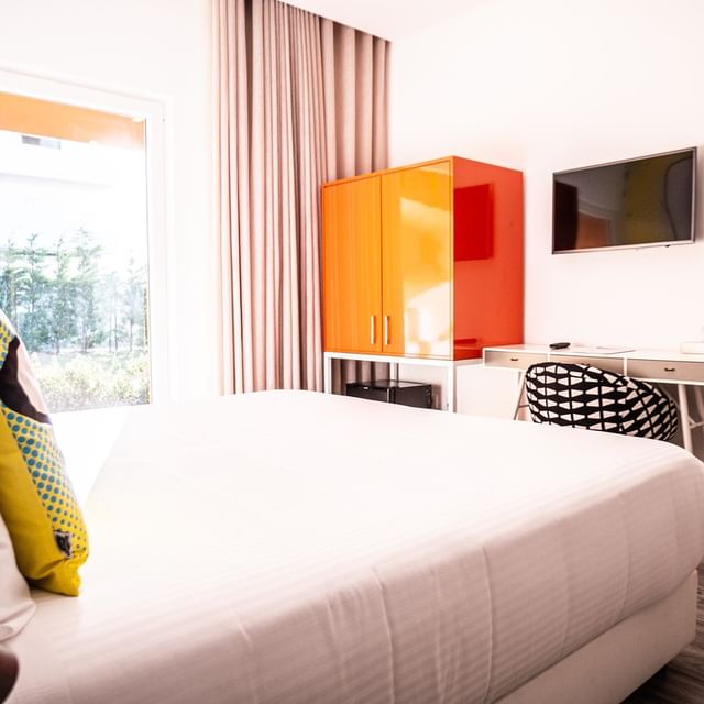 Qual o seu principal requisito para ficar num hotel? Para a maioria dos nossos hospedes, o conforto está em primeiro lugar. Por isso temos camas e lençóis de alta qualidade.Venha descobrir o prazer de dormir no conforto de um dos nossos quartos. 😉