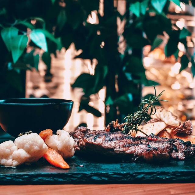 Visite o nosso restaurante e alimente o corpo e a alma com um dos nossos saborosos pratos do menu Wellness.
