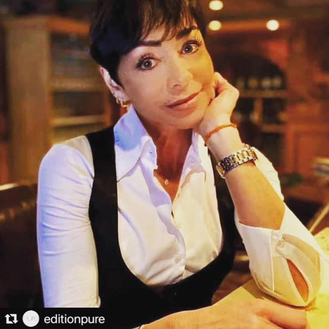#Repost @editionpure
Femmes d'exception
▪ISABELLE TOURNIER AUX COMMANDES DU SAN MARCO▪
❄ Depuis quatre ans, Isabelle Tournier dirige avec un succès croissant le restaurant Le San Marco (à l’hôtel 5* Le Saint-Joseph). Arrivée à Courchevel en 1987 pour quelques jours, elle n’en est jamais repartie ! Tombée sous le charme de la station, Isabelle s’implique d’emblée dans les établissements de la Maison Tournier. Tout en élevant ses deux enfants, cette travailleuse acharnée anime successivement plusieurs restaurants d’ambiance. Avec l’énergie qui la caractérise, Isabelle développe désormais Le San Marco. Grâce à des aménagements adaptés, elle a multiplié par trois le nombre de couverts (90 à ce jour!) et instauré une ambiance cocooning lounge avec la présence quotidienne d’un pianiste. Cette perfectionniste a également diversifié l’offre gastronomique avec des plats signatures comme les pâtes flambées au cognac dans une meule de parmesan ou les pizzas préparées devant les convives. Tous les ingrédients du succès sont ici réunis avec ce petit supplément d’âme en plus qu’Isabelle sait si bien donner.
#Pure #Courchevel #restaurant #holidays #Tournier @maison_tournier_courchevel