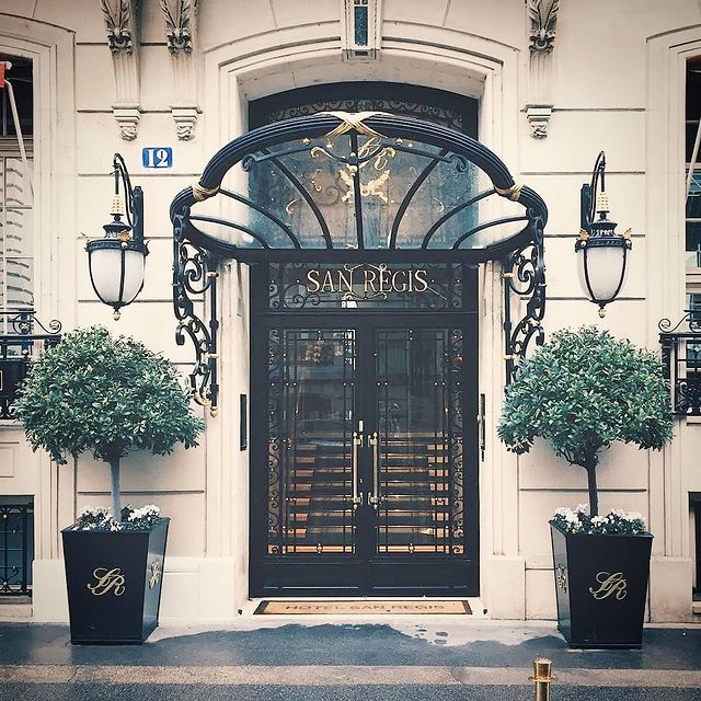 Admiring our house from outside. Can't wait to turn the lights on.
#seeyousoon #wemissyou #wewillbeback
°
°
°
#familyhome #paris #intimate #authentic #staysmall #authenticparis #secretgem
@smallluxuryhotels
📸: @__falkenberg__