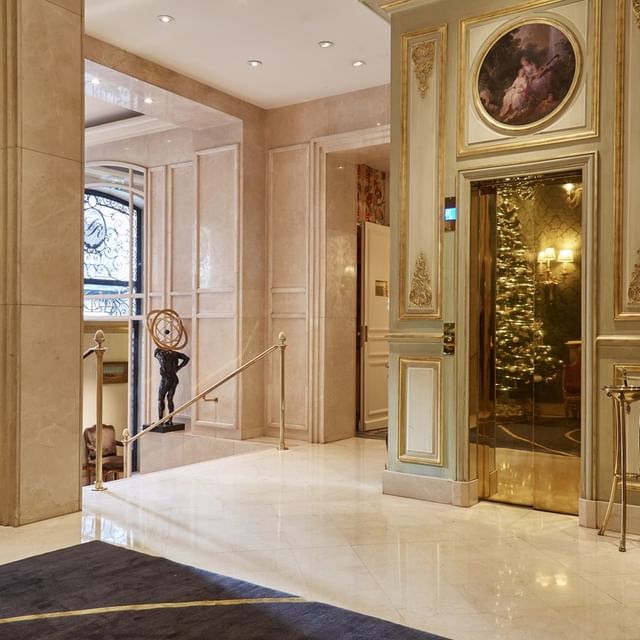Dear friends, all the San Régis family is so looking forward to welcoming you back to your "new" home... We are most delighted to share with you the renovation progress of our lobby and reception in the next months. Can't wait to reopen our doors! #beforeandafter
@habiteum75 👨🔧🛠
#sanregisparis #renovation #interiordesign #renewal #backsoon